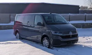 Szary bus Volkswagen w śniegu.