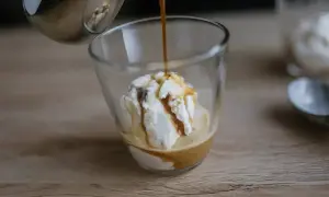 Gorące espresso zalewa gałkę lodów waniliowych, tworząc pyszne affogato.