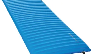 Niebieski materac dmuchany Therm-a-Rest. Poznaj przyczyny awarii materacy dmuchanych na mrozie i jak je naprawić.