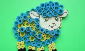 Oveja de quilling azul y amarilla, ideal para juegos manualidades 10 años. ¡Un proyecto divertido y creativo!