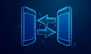 Dwa telefony Motorola połączone strzałkami symbolizującymi transfer danych. Dowiedz się, jak przenieść dane z Motoroli na Motorolę.