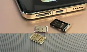 Dwie karty SIM i tacka na karty obok telefonu. Czy można mieć dwie karty SIM z tym samym numerem? To pytanie nurtuje wielu użytkowników.