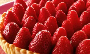 Tarte aux fraises sans crème pâtissière, une explosion de fruits rouges sur une pâte dorée. Un délice simple et fruité.