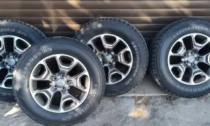 Cztery koła do Jeep Cherokee Trailhawk z felgami i oponami Firestone Destination A/T.