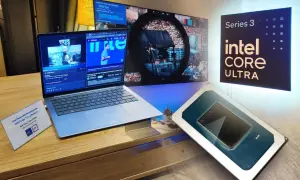 Laptop z najnowszym procesorem Intel Core Ultra, prezentujący grę i materiały wideo. Obok procesor i logo serii.