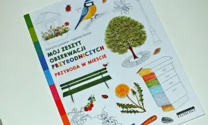 Okładka zeszytu "Mój zeszyt obserwacji przyrodniczych. Przyroda w mieście" z ilustracjami ptaka, drzewa, ławki, owadów i narzędzi.