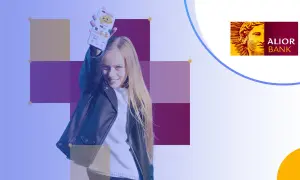 Dziewczyna trzyma smartfon z aplikacją bankową Alior. Logo Alior Bank.