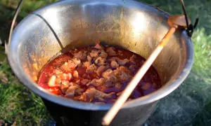 Pyszne dania z kociołka żeliwnego przepisy w akcji! Mięso dusi się w aromatycznym sosie, gotowe do podania.