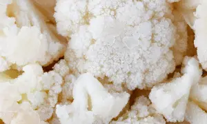 Nahaufnahme von gefrorenen Blumenkohlröschen. Perfekt für die Zubereitung von Gerichten, wenn man Blumenkohl einfrieren möchte.