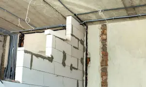 Ścianki działowe na poddaszu z bloczków gazobetonowych, z widocznym układem instalacji elektrycznej. Widać, jak wysoko murować ścianki działowe na poddaszu, by zapewnić miejsce na przewody.