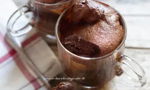 Due mug cake al cioccolato, soffici e golosi, serviti in tazze di vetro. Perfetti per una pausa dolce.