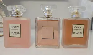 Trzy flakony Chanel Coco Mademoiselle L'Eau Privée w odcieniach różu i brzoskwini.