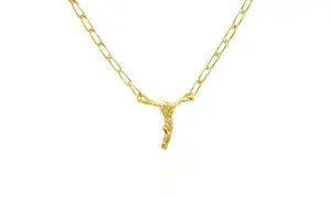 Collar de oro con un Cristo crucificado, inspirado en el estilo de Dalí.