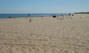 Piasek na plaży, morze w oddali i błękitne niebo. To widok, który potwierdza, że Gdańsk leży nad morzem.