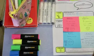 Materiales para escriptura creativa cicle inicial: rotuladores, libreta, lápices y notas adhesivas con ideas sobre deberes.