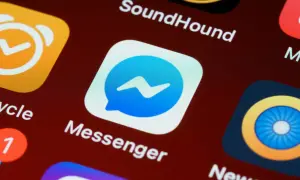 Ikona Messengera na ekranie telefonu. Zastanawiasz się, jak napisać do osoby, która Cię zablokowała na Messengerze?