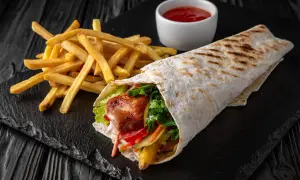 Duży kebab w tortilli: Ile kalorii? I jak je obniżyć?