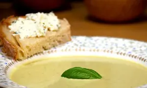 Krämig sparrissoppa med en skiva rostat bröd med örtsmör. Ett perfekt sparrissoppa recept för en lätt lunch.