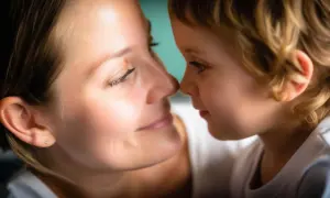 Un bambino e una madre si guardano intensamente, un momento di connessione profonda. La psicologia infantile studia questo legame, uno specchio dell'anima.