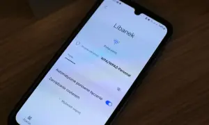 Na ekranie telefonu widać ustawienia sieci Wi-Fi "Libanek". Połączono z siecią, a hasło do wifi w telefonie jest ukryte.