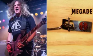 Dave Ellefson gra na basie na scenie, obok okładki albumu Megadeth "Risk".
