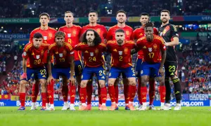 La selección española de fútbol posa en el campo. El equipo, con sus camisetas rojas y pantalones azules, muestra su unidad y determinación. Así ha quedado España en el fútbol, lista para la batalla.
