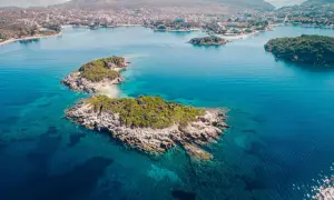 Malownicze wyspy i turkusowe morze w Albanii. Zastanawiasz się, ile trwa lot do Albanii, by zobaczyć takie widoki?