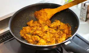 Kurczak w sosie curry na patelni, gotowy do podania z makaronem. Jak zrobić pasta curry?