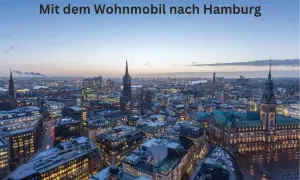 Hamburg im Sommer bei Dämmerung, beleuchtete Stadtansicht mit Rathaus und Elbphilharmonie.