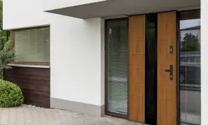 Nowoczesne drzwi zewnętrzne z drewnianym wykończeniem, idealne dla domu z rankingu producentów drzwi zewnętrznych.