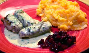 Tre korvar med gräddsås, rotmos och lingon. Ett klassiskt svenskt rotmos recept.