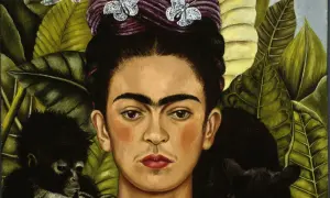 Frida Kahlo, con farfalle tra i capelli, circondata da foglie lussureggianti, un cerbiatto e un gatto nero. Queste immagini di Frida Kahlo sono iconiche.