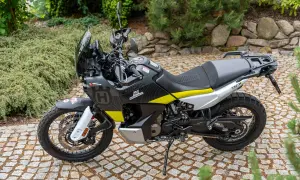 Gotowy na przygodę? Ten motocykl typu **motocykle adv** czeka na odkrywanie nowych szlaków.