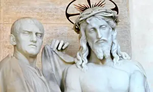 Kamienna rzeźba przedstawia Jezusa w koronie cierniowej i Piłata, który symbolicznie pyta, kto skazał Jezusa na śmierć.
