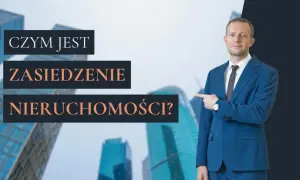 Mężczyzna w garniturze wskazuje na tekst "CZYM JEST ZASIEDZENIE NIERUCHOMOŚCI?", na tle nowoczesnych budynków.