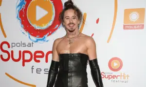 Szpaku w skórzanej stylizacji na SuperHit Festiwal. Fani już czekają na szpaku koncerty 2025!