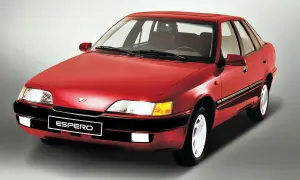 Czerwony Daewoo Espero z lat 90. na szarym tle. Klasyczny sedan, który wciąż budzi nostalgię.