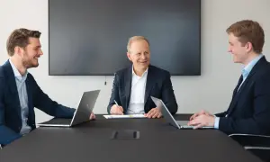 Fabian Bengtsson och kollegor i möte med laptops och anteckningsblock.
