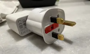 Adapter z wtyczką typu G. Czy w Egipcie są inne gniazdka? Ten adapter ma trzy płaskie bolce.