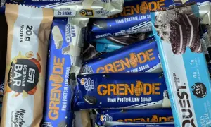 Ein bunter Haufen von Proteinriegeln, darunter Grenade und Quest. Ein Powerriegel-Test für Sportler.