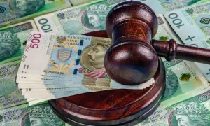 Młotek sędziowski na stosie polskich banknotów. Kluczowe pytanie: ile obliczyć wartość przedmiotu zaskarżenia w apelacji?