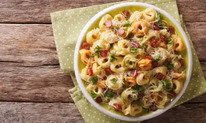 Jak przygotować tortellini z szynką parmeńską i co do nich dodać
