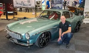 Leif Tufvesson bredvid sin vackra Volvo P1800 GT i mintgrön kulör.