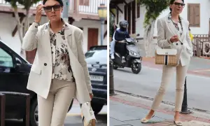 Elegancka stylizacja, która pokazuje, czego nie nosić po 60. – jasny garnitur, kwiecista koszula i stylowa torebka.