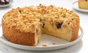Torta sbriciolata con crema e ciliegie, perfetta tra i dolci per compleanno adulti.