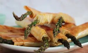 Chrupiące szparagi w cieście filo, idealna przekąska.
