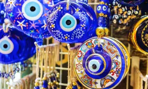 Niebieskie talizmany "oko proroka" – idealne, by przywieźć z Turcji! Piękne, ręcznie zdobione, chronią przed złym okiem.