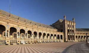Die Plaza de España in Sevilla, ein Ort, der an Star Wars erinnert, mit ihren Bögen und dem weiten Platz.