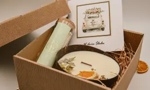 Personalizowana pamiątka ślubu: świeca w łupinie kokosa, zapałki w słoiczku i kartka z retro autem. Idealny prezent na ten wyjątkowy dzień.