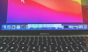 Na ekranie MacBook Air widać narzędzie do robienia zrzutu ekranu. Wybierz opcję przechwycenia fragmentu ekranu, aby dowiedzieć się, jak zrobić zrzut ekranu.